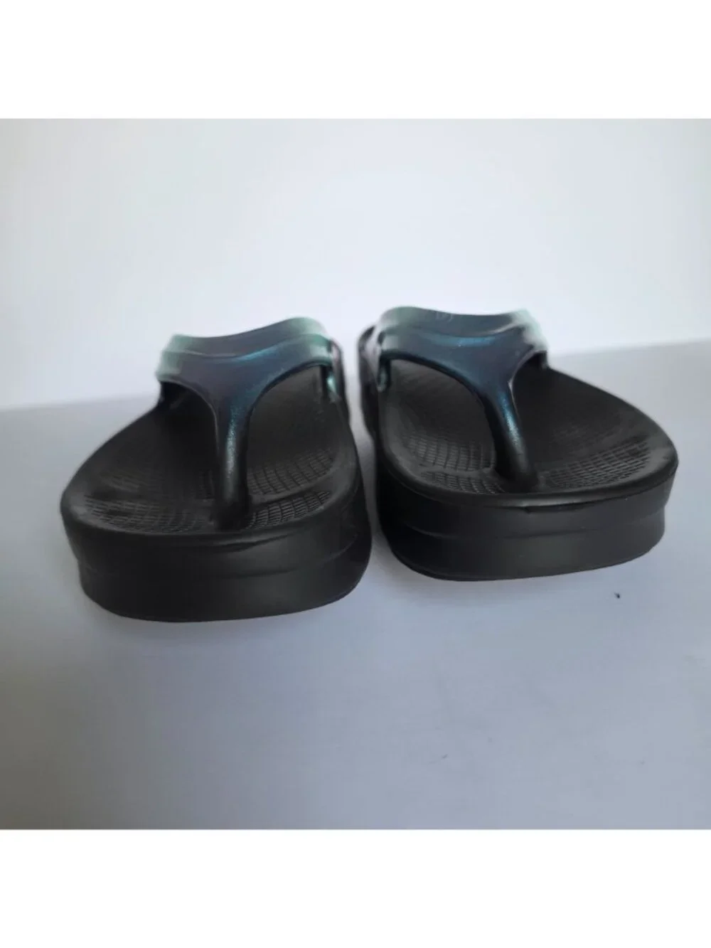 OOFOS OOlala Luxe Iridescent Blue Black Recovery Flip Flops Comfort Slides. Sz 9